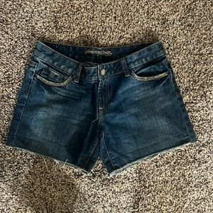 American Eagle cutoff short